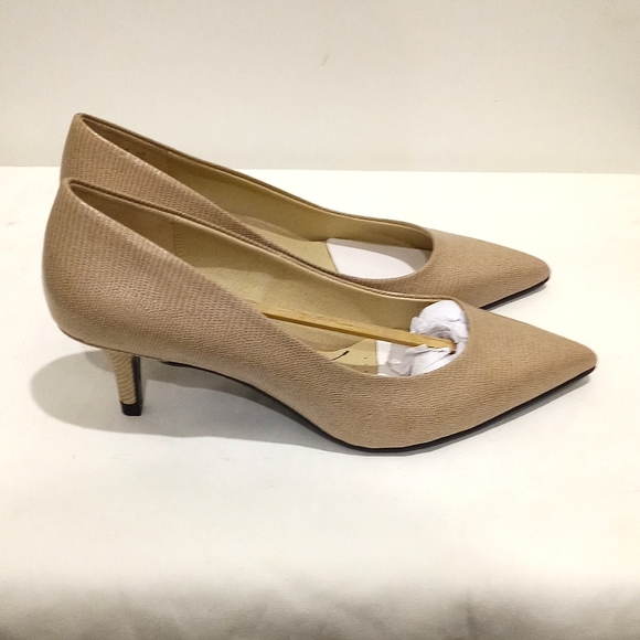 Life Stride Pretty Pump in Taupe, Lizard | 5.5M US - Picture 5 of 9